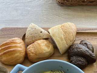 EPICHARIS - 右からチョコクロワッサン、小麦の匠、黒米パン、さつまいもデニッシュ、レモンデニッシュ