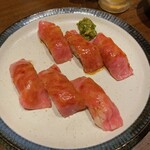 nikutosakananokyoumachikoshitsukonjakumonogatari - お店名物の肉寿司です