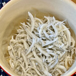 カネヒデ小林商店 - 釜揚げしらすも大根おろしと一緒に酒肴です