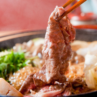 [Sukiyaki] An adult dish made with three types of meat and warishita sauce