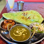 すーさんのインドカレー - ほうれん草のナン＆ほうれん草カレーのディナーセット¥1350-