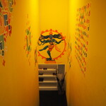 Sri Mangalam A::C Soshigaya-Okura - 黄色い階段で地下へ。