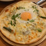 Itariya - シラスとアスパラ半熟卵のピザ 1430円