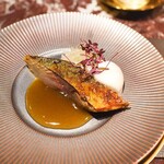es - 淡路トロ鯖、粗めに下ろした大根おろし、トマトウォーターのソース、佃煮を煮詰めたソース