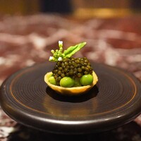 es - 千葉うすいえんどう豆タルト、キャビア乗せ