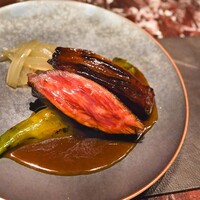 es - 澤井牛はらみ炭焼きローリエ、万願寺とうがらし焼きナス詰め、アリッサのピリ辛のソース 　新玉ねぎのピクルス