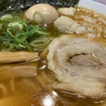 Ramen Teuchi Hosono - 「特製煮干しらーめん」「大盛」接写。まろやかな返しに鶏がらと魚介系で取ったスープで、そこに煮干し香が強烈に香る品になっている。全体的な香りとコクを刻み玉葱がシュッと締めてくれている。