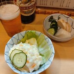 とんかつ燕楽 - 定食付属のポテサラとお新香はビールのアテに。