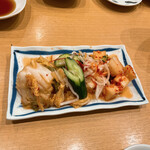 炭焼 金竜山 - キムチ盛り合わせ