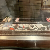 新宿うな鐵 はなれ - カウンター目の前、焼き場