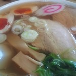 麺屋 ようすけ - 透き通った熱々のスープはコクと旨味があります。