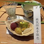 らん亭～ 美日庵 - 蓴菜､無花果の胡麻ダレ､鶏松風に金色のホイルに包まれた自家製スモークサーモン､山桃甘露煮､一寸豆の衣揚げ