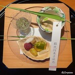 らん亭～ 美日庵 - 蓴菜､無花果の胡麻ダレ､鶏松風に金色のホイルに包まれた自家製スモークサーモン､山桃甘露煮､一寸豆の衣揚げ