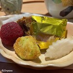 らん亭～ 美日庵 - 鶏松風に金色のホイルに包まれた自家製スモークサーモン､山桃甘露煮､一寸豆の衣揚げ