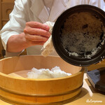 らん亭～ 美日庵 - 木桶に舎利を移し