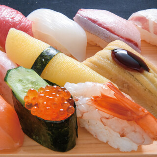 【握壽司壽司】從時令食材到標準食材，請享用新鮮製作的握壽司！