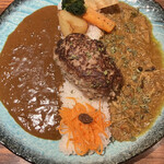 エイト カリィ - ハンバーグカレー、無水カレー改のあいがけ、ご飯少なめ