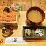 田村 岩太郎商店 - 生うに丼 社長の赤