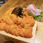 田村 岩太郎商店 - 上に乗るのは獲れたばかりの蝦夷アワビ、添付けは平目刺し