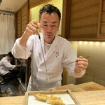 日本橋 蕎ノ字 - ◎穴子の天ぷらを真っ二つにして行く大将！