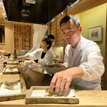 日本橋 蕎ノ字 - ◎鮎の天ぷらを器に置いて行く大将！