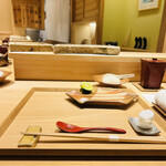 日本橋 蕎ノ字 - ◎天ぷらを揚げるところを見れる席は、角側の2席だけ。