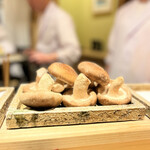 日本橋 蕎ノ字 - ◎岡部町の杉山農園の椎茸。栽培中の玉取茸にモーツアルトを聞かせて育てている。