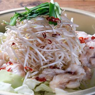 〆まで楽しめる濃厚スープ《豚骨もつ鍋》や天ぷらなど逸品揃い