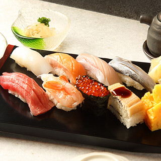 Enjoy traditional flavors at a great value! Check out the various three-piece sets and seaweed rolls.