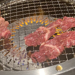 焼肉 犀 - ハラミを網で焼く