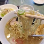 朝鮮飯店 - 麺リフト。