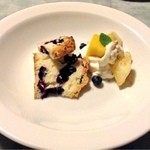 バックシュトゥーベ - ブルーベリーケーキと桃のチーズクリーム添え(^^)
      ケーキ、クリーム◎