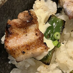Sumiyakiyakitori hinotetu - 炭火焼き豚バラ丼のアップ