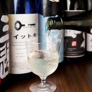 豐富的日本酒陣容與考究的一盤非常搭配!