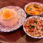 タイ・イサーン料理 ヤムヤム - ハーフガパオ＆ハーフゲンデーン