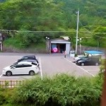 彩つむぎ - 廊下の窓から、ふと駐車場を見たら。。。