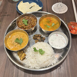 Cafe' Accha - ②カレーセット３(３種のカレー：1.北インドイスラム風アルキーマ 2.ラジマ・マサラ 3.サンバル)1375円