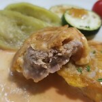 キッチン ブルー グローブ - 豚ヒレ肉ピカタの断面