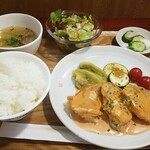 キッチン ブルー グローブ - 豚ヒレ肉ピカタ　スイートチリ仕立てオーロラソース