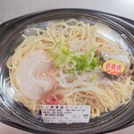 ローソンストア100 - 料理写真:豚骨焼ラーメン(397円)