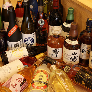 A lineup of approximately 130 types of Hokkaido drinks, mainly local sake.