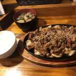 STEAK HOUSE CRAZY BEEF - 牛山積りカルビまんぷく定食