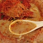 麺屋 極鶏 一乗寺本店 - 超濃厚なスープなので、レンゲを置いても沈まない！！(・。・;