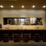 恵比寿 吉乃坐 - 広々とゆったりしたカウンター席