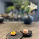 Ode - パッションフルーツのタルトと桜のマカロン