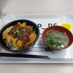 Sapporo Shiyakusho Honchoushashokudou - かつ丼(ソース)に味噌汁付きです。