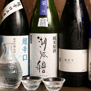 You can enjoy famous sake selected by sake connoisseurs and “Mikan Sake” named after the store.