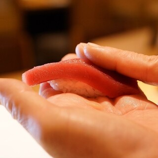 The standard tuna is available in a variety of ways, including nigiri, sashimi, and tasting.