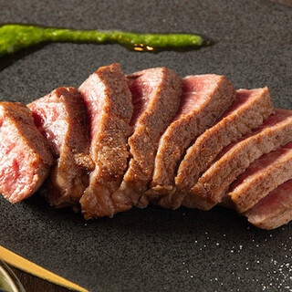 산지 직송의 쇠고기를 사용. 질과 신선도를 고집한 고기 요리에 혀고
