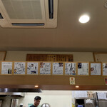 支那そば 伊藤 - 店内には有名人のサインが並びます